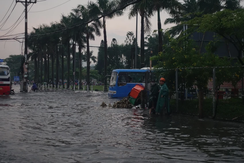 Người dân phải né các ô tô để đảm bảo an toàn. Người dân phải né các ô tô để đảm bảo an toàn.