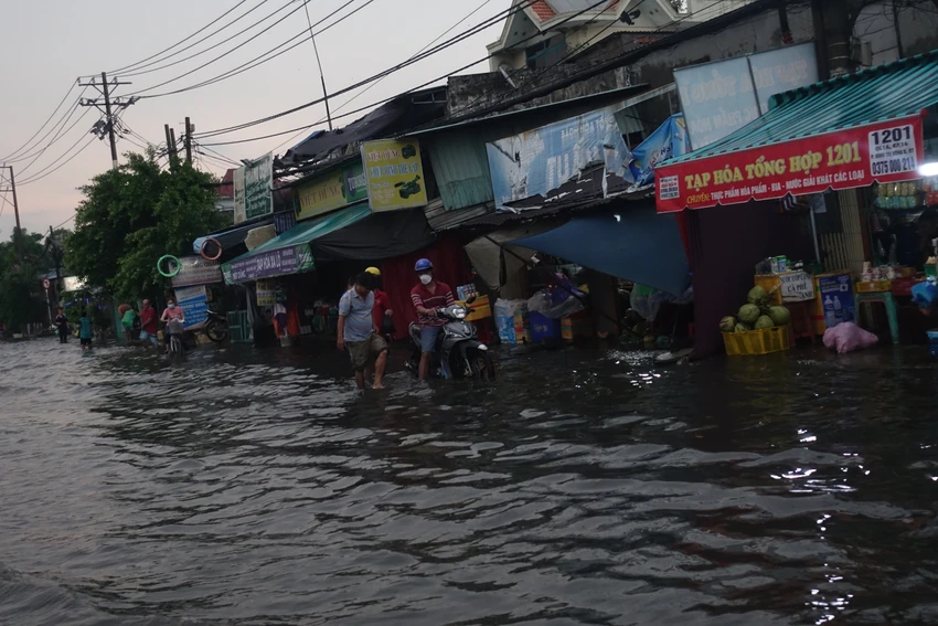 Một số tuyến đường như Quốc lộ 1, đường Trần Văn Giàu, Hồ Ngọc Lãm, Kinh Dương Vương, An Dương Vương... cũng bị ngập sâu. Một số tuyến đường như Quốc lộ 1, đường Trần Văn Giàu, Hồ Ngọc Lãm, Kinh Dương Vương, An Dương Vương... cũng bị ngập sâu.