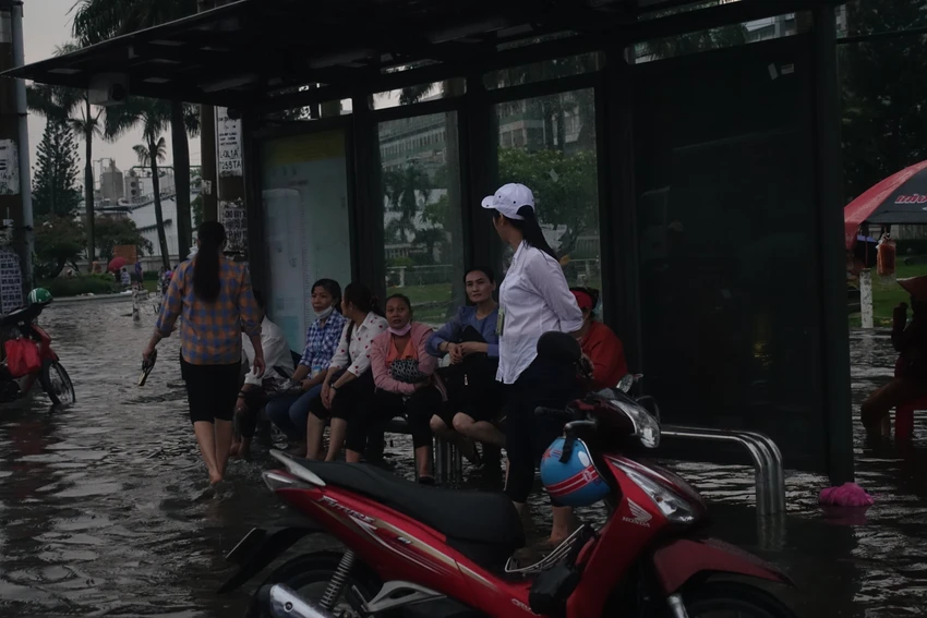Bên cạnh hầm chui Tân Tạo, nhiều tuyến đường ở cửa ngõ phía tây TP cũng bị ngập sâu. Người dân phải bỏ giày dép để lội bộ qua những điểm ngập. Bên cạnh hầm chui Tân Tạo, nhiều tuyến đường ở cửa ngõ phía tây TP cũng bị ngập sâu. Người dân phải bỏ giày dép để lội bộ qua những điểm ngập.