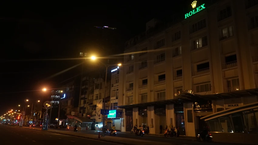 Khu vực đường Lê Lợi đã tiết giảm đèn chiếu sáng, đèn trang trí để tiết kiệm điện. Ảnh: Nguyễn Tiến Khu vực đường Lê Lợi đã tiết giảm đèn chiếu sáng, đèn trang trí để tiết kiệm điện. Ảnh: Nguyễn Tiến