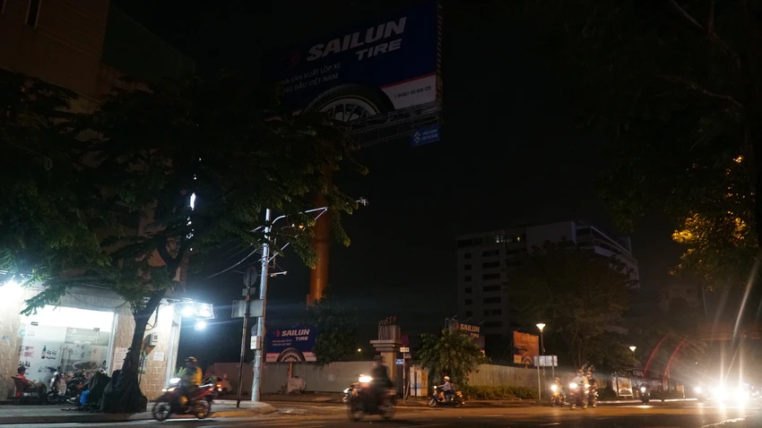 Theo Công ty Điện lực Sài Gòn việc chủ động cắt giảm những thiết bị không cần thiết, các trụ quảng cáo, trụ trang trí... đã tiết kiệm được khoảng 10%. Ảnh: Nguyễn Tiến Theo Công ty Điện lực Sài Gòn việc chủ động cắt giảm những thiết bị không cần thiết, các trụ quảng cáo, trụ trang trí... đã tiết kiệm được khoảng 10%. Ảnh: Nguyễn Tiến