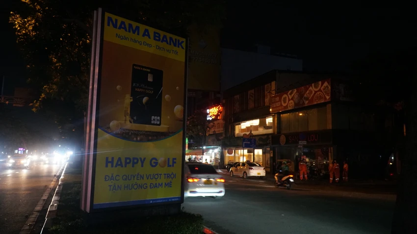 Hàng loạt trụ quảng cáo trên đường Trường Sơn, quận Tân Bình đều được tắt điện để tiết kiệm điện. Ảnh: Nguyễn Tiến Hàng loạt trụ quảng cáo trên đường Trường Sơn, quận Tân Bình đều được tắt điện để tiết kiệm điện. Ảnh: Nguyễn Tiến