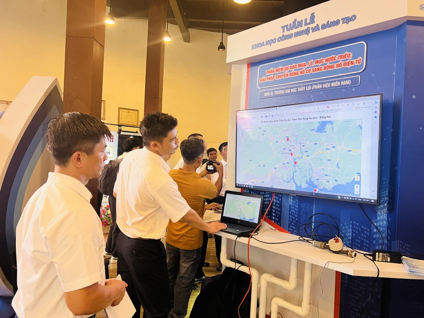 Phần mềm dự báo mưa, lũ mực nước triều và giải pháp chuyển đồng hồ cơ sang đồng hồ điện tử. Ảnh: ĐÀO TRANG Phần mềm dự báo mưa, lũ mực nước triều và giải pháp chuyển đồng hồ cơ sang đồng hồ điện tử. Ảnh: ĐÀO TRANG