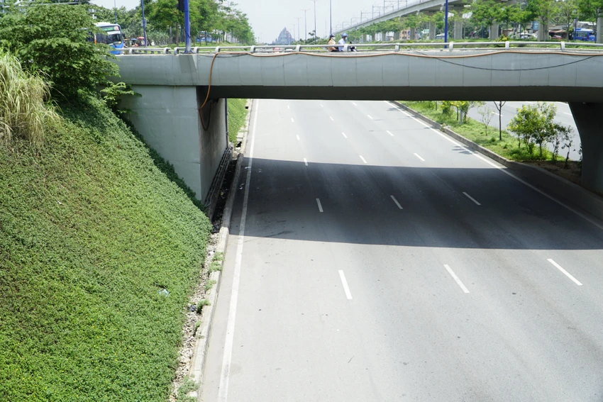 Các nắp đan bê tông cốt thép đậy các rãnh thoát nước bị mất trộm. Ảnh: ĐT