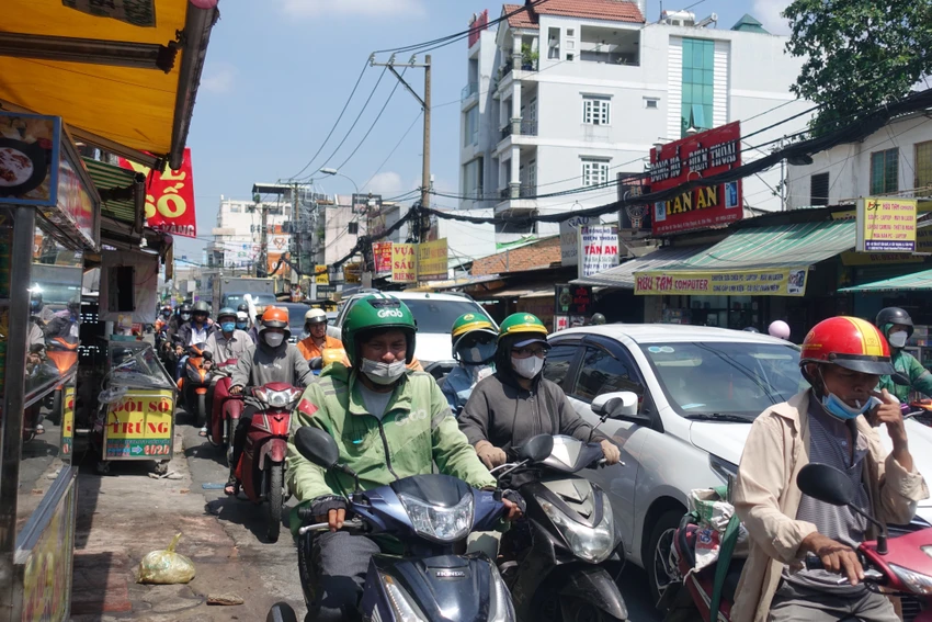 Hiện đường Tân Kỳ Tân Quý thường xuyên ùn ứ, quá tải. Trước thực trạng trên Ban quản lý dự án đầu tư xây dựng các công trình giao thông TP.HCM (Ban Giao thông) đã và đang triển khai mở rộng tuyến đường này từ 7 m -30 m. Dự án có tổng mức đầu tư hơn 237 tỉ đồng, trong đó chi phí xây dựng khoảng 102 tỉ đồng. Hiện đường Tân Kỳ Tân Quý thường xuyên ùn ứ, quá tải. Trước thực trạng trên Ban quản lý dự án đầu tư xây dựng các công trình giao thông TP.HCM (Ban Giao thông) đã và đang triển khai mở rộng tuyến đường này từ 7 m -30 m. Dự án có tổng mức đầu tư hơn 237 tỉ đồng, trong đó chi phí xây dựng khoảng 102 tỉ đồng.