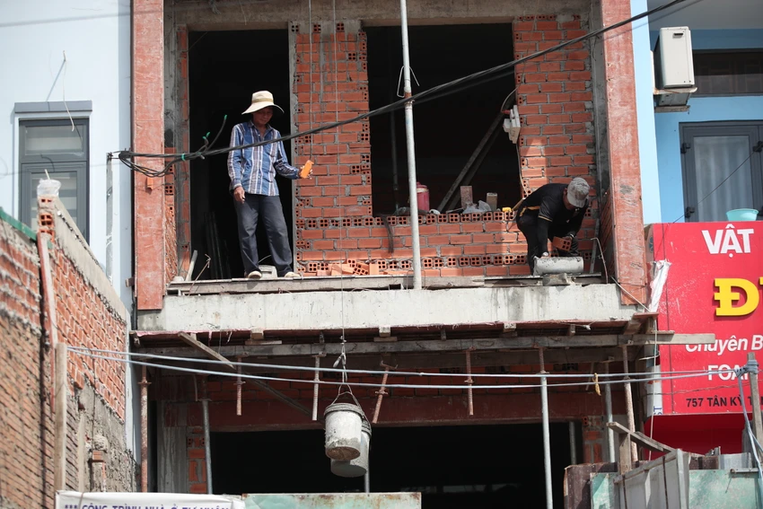 Ban Giao thông cho biết, để thực sự giải quyết ùn ứ, kết nối với sân bay Tân Sơn Nhất, TP cần sớm triển khai đồng bộ mở rộng đường Tân Kỳ Tân Quý đoạn từ đường Lê Trọng Tấn đến đường Cộng Hòa và đoạn từ đường Bình Long đến đường Lê Trọng Tấn. Ban Giao thông cho biết, để thực sự giải quyết ùn ứ, kết nối với sân bay Tân Sơn Nhất, TP cần sớm triển khai đồng bộ mở rộng đường Tân Kỳ Tân Quý đoạn từ đường Lê Trọng Tấn đến đường Cộng Hòa và đoạn từ đường Bình Long đến đường Lê Trọng Tấn.