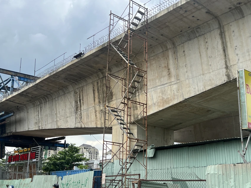 Công trường được rào chắn, hệ thống khung sắt phục vụ dự án cũng đã được dựng lên. Công trường được rào chắn, hệ thống khung sắt phục vụ dự án cũng đã được dựng lên.