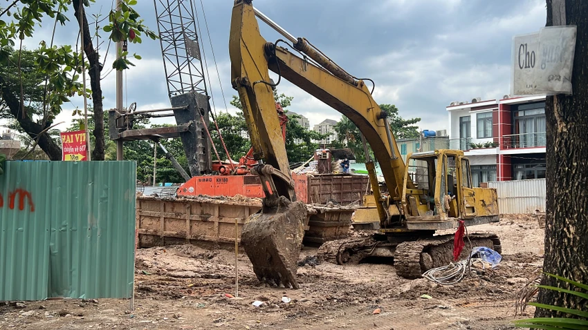 Ban Giao thông cho biết, hiện còn 10/54 hộ chưa bàn giao mặt bằng. Trong đó 6 hộ đang sửa chữa nhà và tháo dỡ vật kiến trúc để bàn giao. UBND TP Thủ Đức đang tiếp tục vận động người dân bàn giao mặt bằng để đẩy nhanh tiến độ dự án. Ban Giao thông cho biết, hiện còn 10/54 hộ chưa bàn giao mặt bằng. Trong đó 6 hộ đang sửa chữa nhà và tháo dỡ vật kiến trúc để bàn giao. UBND TP Thủ Đức đang tiếp tục vận động người dân bàn giao mặt bằng để đẩy nhanh tiến độ dự án.