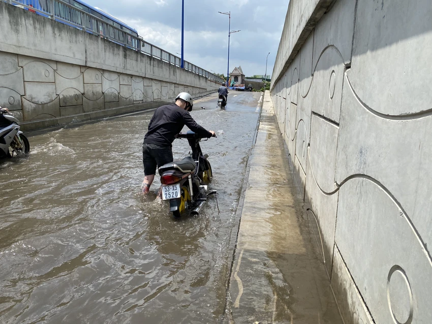 Nhiều phương tiện bị chết máy khi lưu thông qua hầm chui trước Bến xe Miền Đông mới.