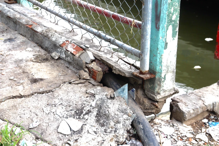 Vết nứt trên cầu Dừa cũ, quận 4. Ảnh: DL Vết nứt trên cầu Dừa cũ, quận 4. Ảnh: DL