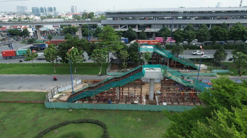 Tuyến metro số 1 sẽ có 11 cầu bộ hành kết nối với các ga trên cao của tuyến metro số 1. Hiện chủ đầu tư đang tiến hành xây dựng 9 cây cầu bộ hành này. Tuyến metro số 1 sẽ có 11 cầu bộ hành kết nối với các ga trên cao của tuyến metro số 1. Hiện chủ đầu tư đang tiến hành xây dựng 9 cây cầu bộ hành này.
