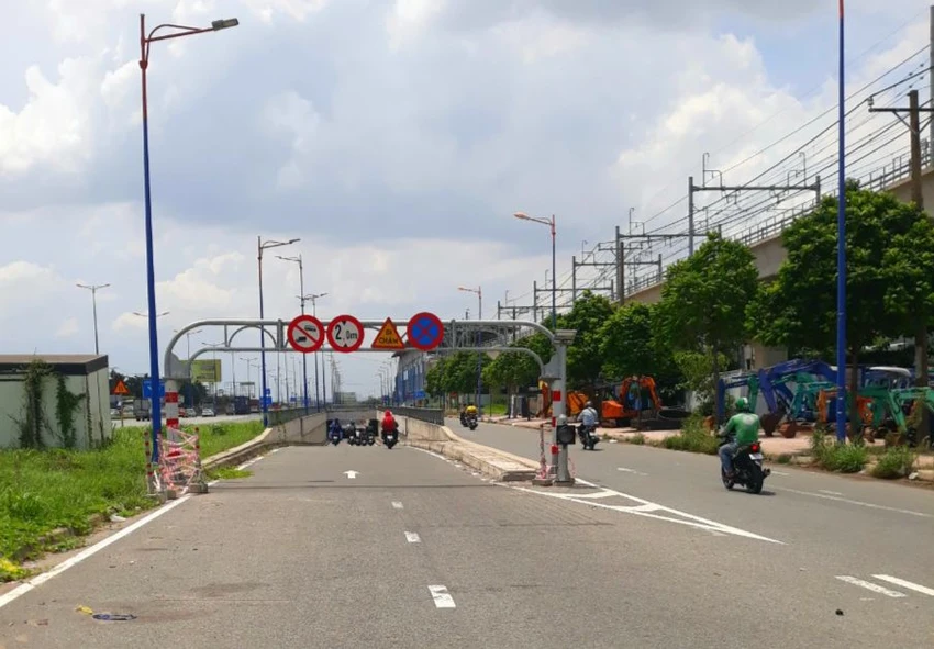 Các phương tiện đã được lưu thông trở lại qua hầm chui trước Bến xe Miền Đông mới.