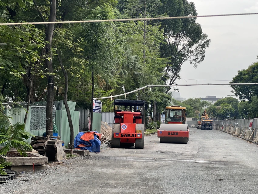 Để làm đường tạm này, TP đã phải hy sinh một phần diện tích đất công viên để làm dự án. Dự kiến sau khi thi công hoàn thành công trình sẽ hoàn trả lại cho công viên khoảng 674 m2 để trồng lại cây xanh, kiểng cỏ. Đối với phần diện tích còn lại, Ban Quản lý Dự án đầu tư xây dựng các công trình giao thông TP.HCM (Ban Giao thông) sẽ sử dụng khoảng 926 m2 dùng để làm vỉa hè cho người đi bộ. Để làm đường tạm này, TP đã phải hy sinh một phần diện tích đất công viên để làm dự án. Dự kiến sau khi thi công hoàn thành công trình sẽ hoàn trả lại cho công viên khoảng 674 m2 để trồng lại cây xanh, kiểng cỏ. Đối với phần diện tích còn lại, Ban Quản lý Dự án đầu tư xây dựng các công trình giao thông TP.HCM (Ban Giao thông) sẽ sử dụng khoảng 926 m2 dùng để làm vỉa hè cho người đi bộ.