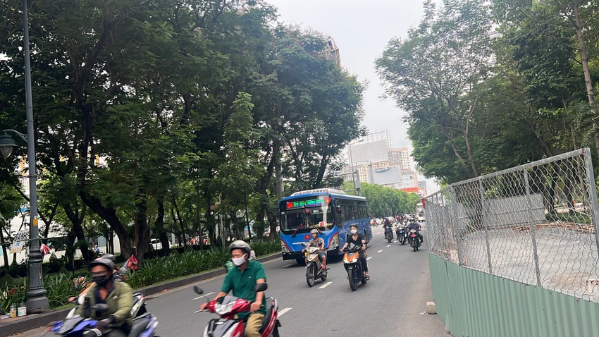Ban Giao thông cho biết ngay sau khi hạng mục đường tạm hoàn thành sẽ bắt đầu triển khai hạng mục hầm chui Trần Quốc Hoàn - Cộng Hòa. Theo dự kiến, tuyến đường tạm sẽ hoàn tất vào ngày 10-6. Ban Giao thông cho biết ngay sau khi hạng mục đường tạm hoàn thành sẽ bắt đầu triển khai hạng mục hầm chui Trần Quốc Hoàn - Cộng Hòa. Theo dự kiến, tuyến đường tạm sẽ hoàn tất vào ngày 10-6.