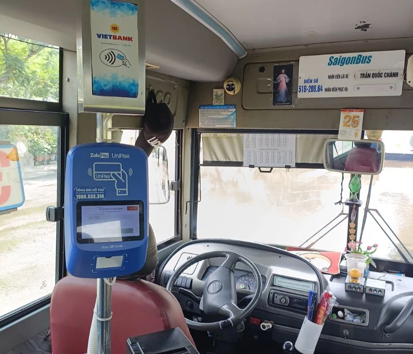 Hiện TP đang thí điểm thanh toán tự động cho hoạt động vận tải hành khách công cộng bằng xe buýt. Ảnh: CTV Hiện TP đang thí điểm thanh toán tự động cho hoạt động vận tải hành khách công cộng bằng xe buýt. Ảnh: CTV