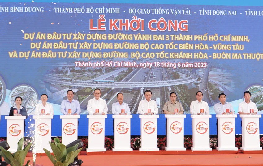 Sáng ngày 18-6, Thủ tướng Chính phủ Phạm Minh Chính cùng lãnh đạo Bộ ngành, Bí thư Thành ủy Nguyễn Văn Nên, Chủ tịch UBND TP.HCM đã chính thức bấm nút khởi công dự án vành đai 3 TP.HCM. Dự án vành đai 3 chính thức bước sang giai đoạn mới - thi công và hoàn thành dự án.