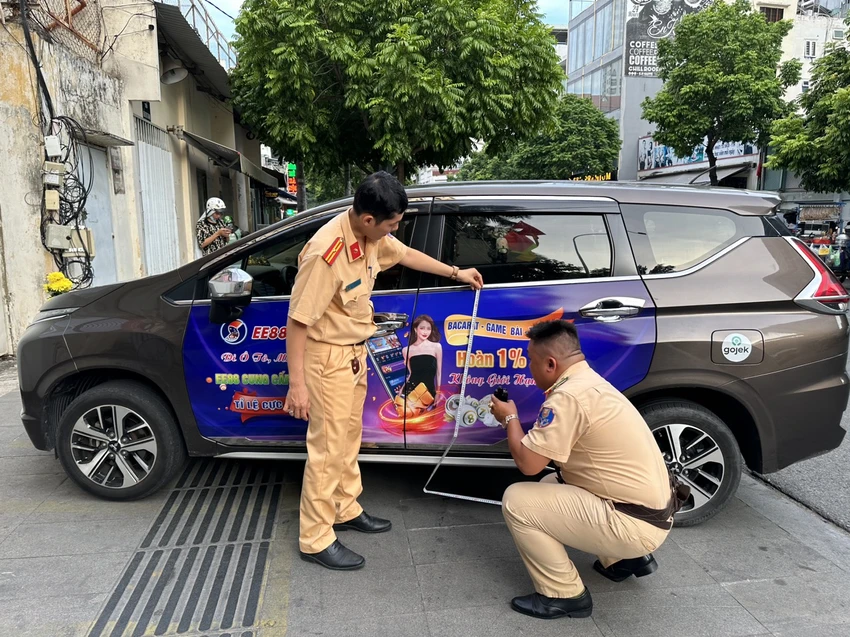 Nhiều đơn vị vận tải quảng cáo cá độ trên xe ô tô. Ảnh: CTV Nhiều đơn vị vận tải quảng cáo cá độ trên xe ô tô. Ảnh: CTV