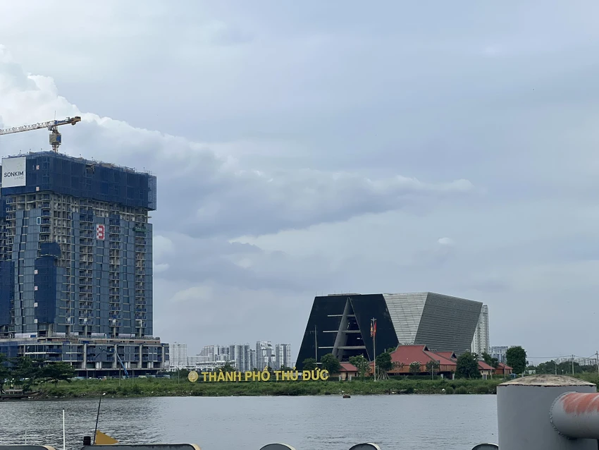 Hiện sông Sài Gòn có nhiều tour du lịch đường thủy đang khai thác. Ảnh: ĐT Hiện sông Sài Gòn có nhiều tour du lịch đường thủy đang khai thác. Ảnh: ĐT