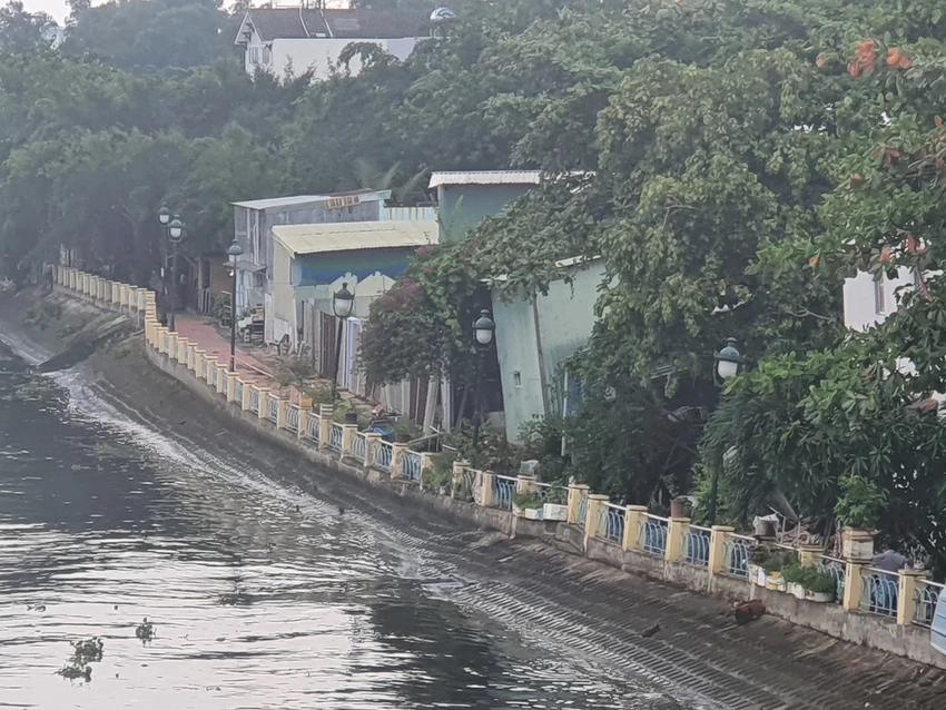 Khu vực bờ kênh Thanh Đa bị sạt lở. Ảnh: CTV Khu vực bờ kênh Thanh Đa bị sạt lở. Ảnh: CTV