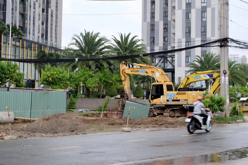 Ban Giao thông yêu cầu các nhà thầu đảm bảo an toàn, vệ sinh khu vực đang thi công. Ban Giao thông yêu cầu các nhà thầu đảm bảo an toàn, vệ sinh khu vực đang thi công.