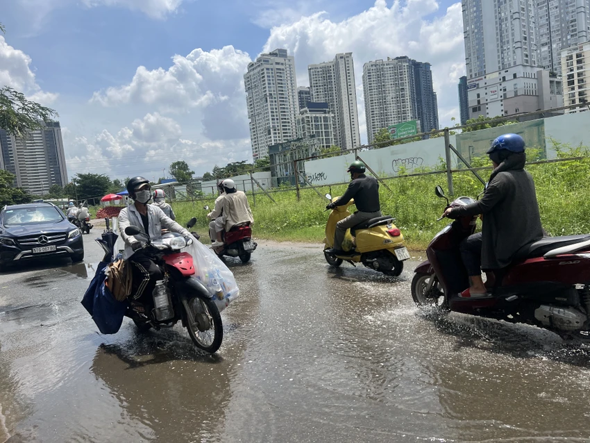 Một đoạn đường Nguyễn Hoàng bị ngập. Ảnh: ĐT Một đoạn đường Nguyễn Hoàng bị ngập. Ảnh: ĐT
