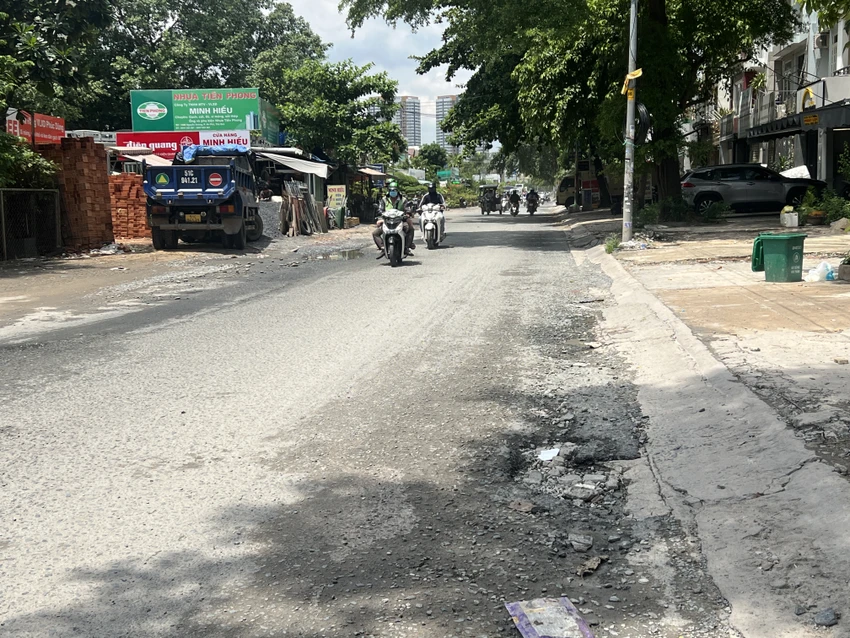 Địa phương đã nhiều lần dặm vá nhưng tình trạng ổ voi, ổ gà vẫn xuất hiện thường xuyên. Địa phương đã nhiều lần dặm vá nhưng tình trạng ổ voi, ổ gà vẫn xuất hiện thường xuyên.
