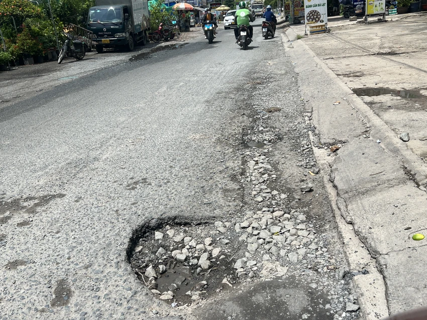 Sở GTVT TP.HCM đã nhiều lần nhắc nhở chủ đầu tư, UBND TP Thủ Đức và các đơn vị để đảm bảo an toàn giao thông. Ảnh: ĐT Sở GTVT TP.HCM đã nhiều lần nhắc nhở chủ đầu tư, UBND TP Thủ Đức và các đơn vị để đảm bảo an toàn giao thông. Ảnh: ĐT