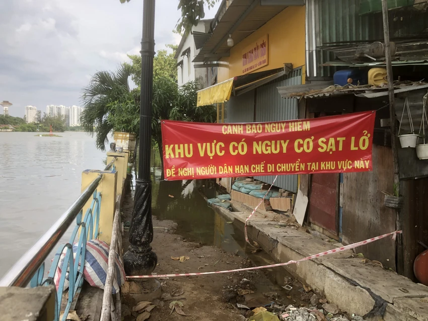 Hiện trạng khu vực sạt lở bờ kênh Thanh Đa. Ảnh: ĐT Hiện trạng khu vực sạt lở bờ kênh Thanh Đa. Ảnh: ĐT