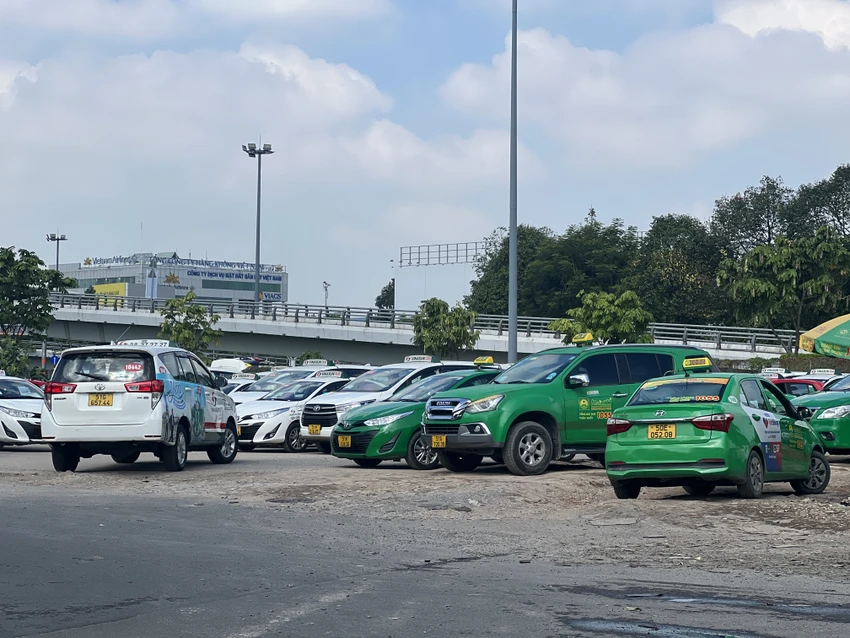 Bãi đệm taxi trên đường Bạch Đằng - Hồng Hà. Ảnh: ĐÀO TRANG Bãi đệm taxi trên đường Bạch Đằng - Hồng Hà. Ảnh: ĐÀO TRANG