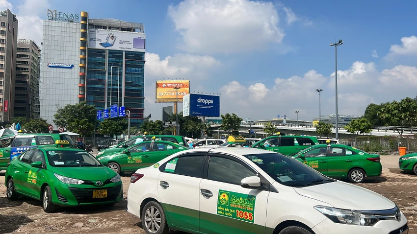 Thanh tra giao thông cho biết, thông thường các lỗi vi phạm của tài xế bao gồm: Đỗ xe nơi có biển "Cấm dừng xe và đỗ xe", sử dụng xe taxi chở hành khách không niêm yết cụm từ “XE TAXI” trên kính phía trước xe theo quy định; không có số điện thoại giao dịch ghi trên xe theo quy định; điều khiển xe chở hành khách không có phù hiệu theo quy định... Ảnh: ĐÀO TRANG Thanh tra giao thông cho biết, thông thường các lỗi vi phạm của tài xế bao gồm: Đỗ xe nơi có biển "Cấm dừng xe và đỗ xe", sử dụng xe taxi chở hành khách không niêm yết cụm từ “XE TAXI” trên kính phía trước xe theo quy định; không có số điện thoại giao dịch ghi trên xe theo quy định; điều khiển xe chở hành khách không có phù hiệu theo quy định... Ảnh: ĐÀO TRANG
