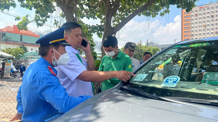 Thanh tra Sở GTVT TP.HCM làm việc với tài xế hãng Mai Linh. Ảnh: ĐÀO TRANG Thanh tra Sở GTVT TP.HCM làm việc với tài xế hãng Mai Linh. Ảnh: ĐÀO TRANG