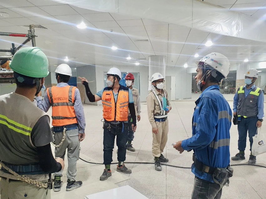 Các nhà thầu đang thi công ngày đêm. Ảnh: MAUR
