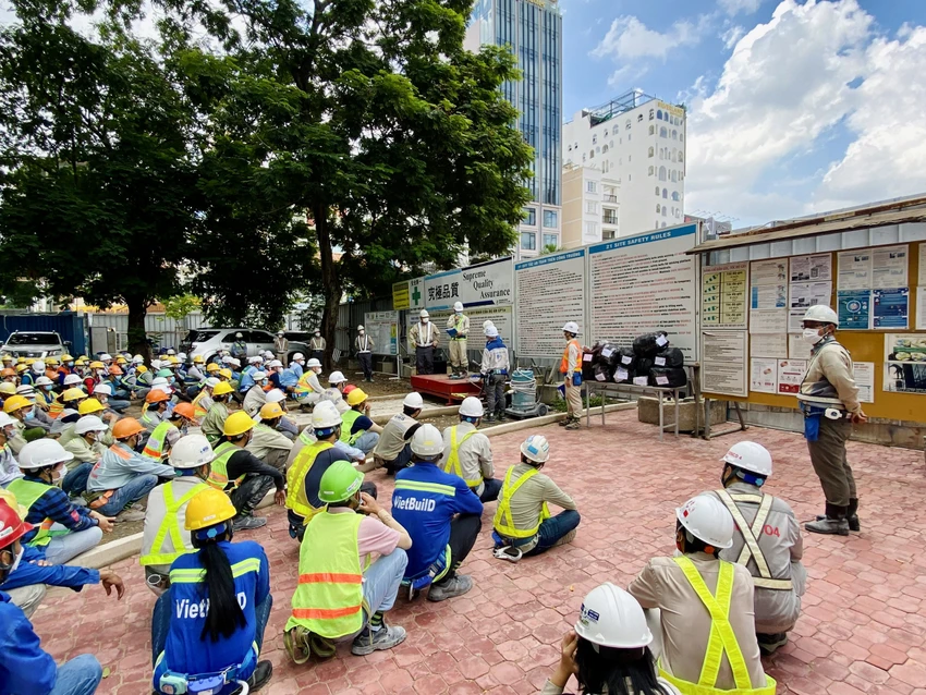 Số lượng công nhân tham gia trong một ca của ga Trung tâm Bến Thành. Ảnh: MAUR