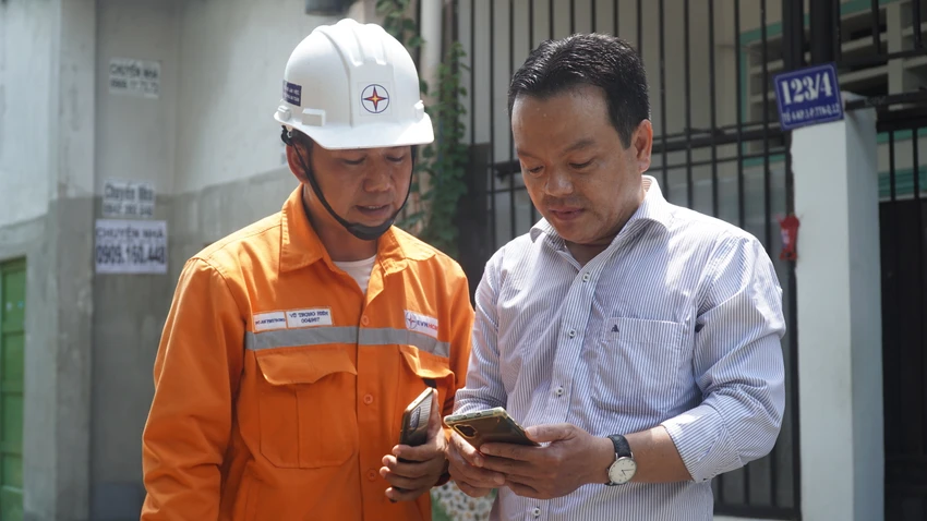 Điện lực TP.HCM hướng dẫn khách hàng sử dụng app EVNHCMC CSKH. Ảnh: Nguyễn Tiến Điện lực TP.HCM hướng dẫn khách hàng sử dụng app EVNHCMC CSKH. Ảnh: Nguyễn Tiến