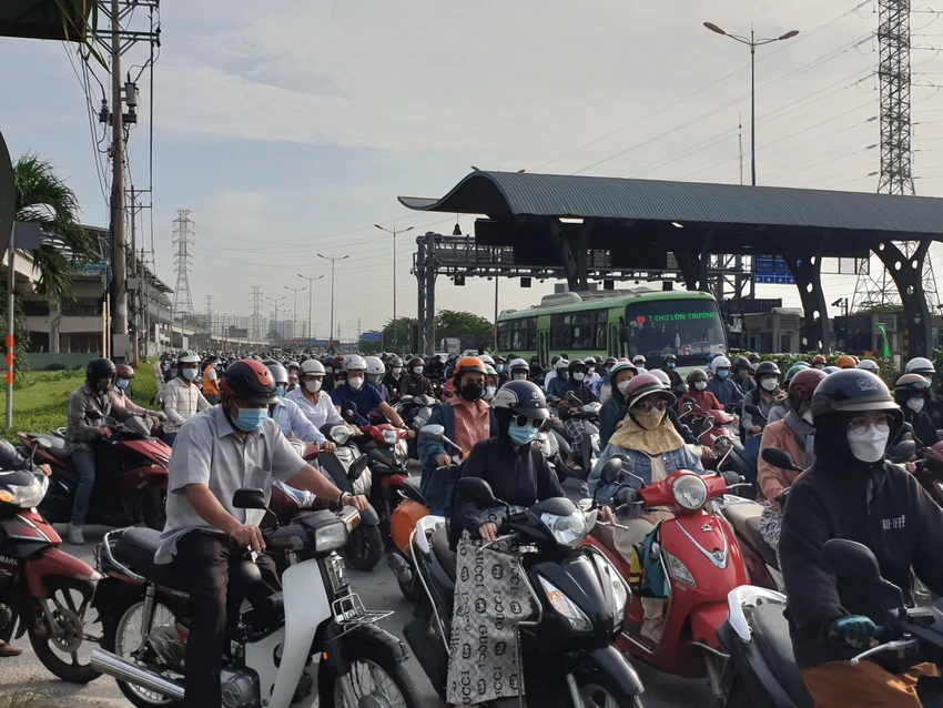 Đường Võ Nguyên Giáp là một trong những trục giao thông hướng tâm có mật độ giao thông lớn, nên thường xuyên ùn ứ. Đường Võ Nguyên Giáp là một trong những trục giao thông hướng tâm có mật độ giao thông lớn, nên thường xuyên ùn ứ.