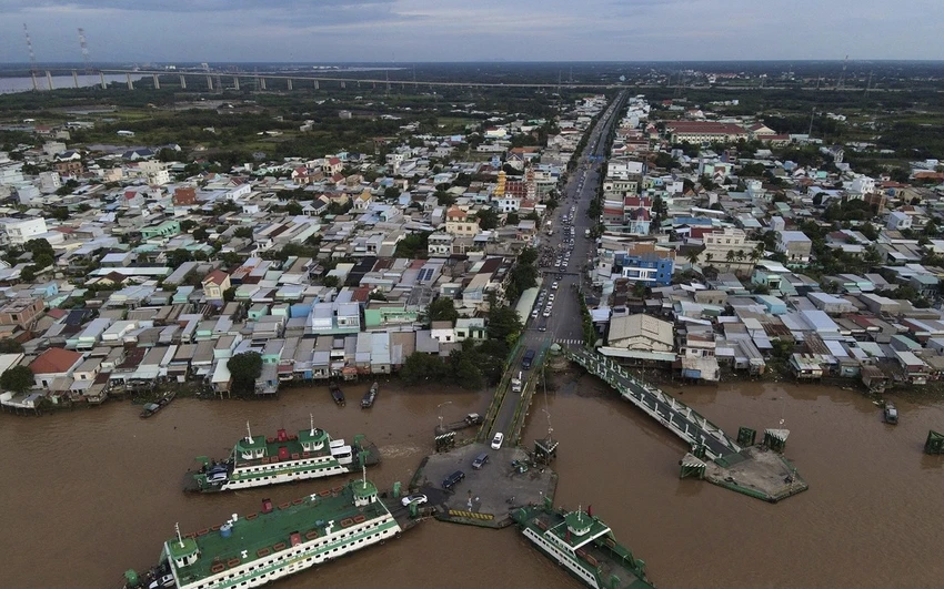 Đường Huỳnh Tấn Phát kết nối với phà Bình Khánh hiện nay. Dự án cầu Cần Giờ sau khi hoàn thành sẽ phá vỡ thế độc đạo của phà Bình Khánh. Ảnh: ĐT Đường Huỳnh Tấn Phát kết nối với phà Bình Khánh hiện nay. Dự án cầu Cần Giờ sau khi hoàn thành sẽ phá vỡ thế độc đạo của phà Bình Khánh. Ảnh: ĐT