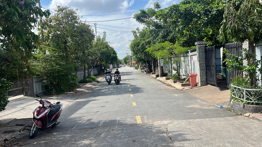 Nhiều người dân đến nơi mới biết phà đã tạm ngưng, đành quay đầu đi đường khác.