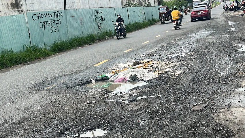 Ổ voi, ổ gà khá lớn khiến nhiều phương tiện phải né, gây mất an toàn giao thông. Ảnh: ĐT Ổ voi, ổ gà khá lớn khiến nhiều phương tiện phải né, gây mất an toàn giao thông. Ảnh: ĐT