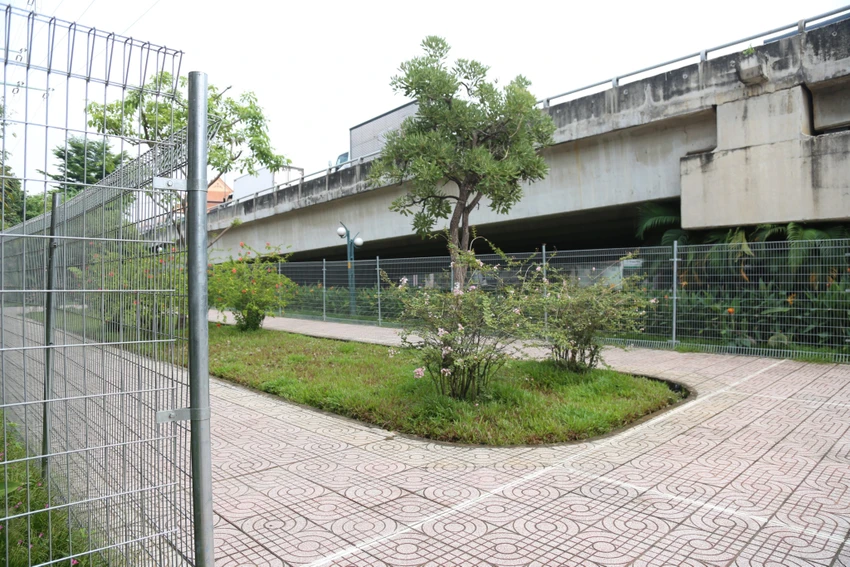 Mảng xanh, công viên dưới dạ cầu Bình Lợi đã được xây dựng thành công viên. Ảnh: ĐT