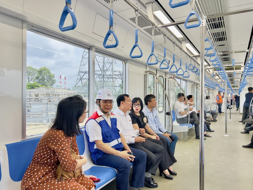 Đoàn công tác Trung ương đi thử metro số 1. Ảnh: MAUR Đoàn công tác Trung ương đi thử metro số 1. Ảnh: MAUR