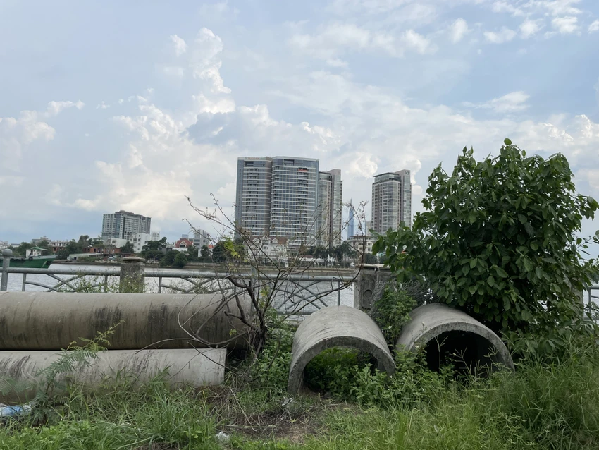 Khu vực thi công bỏ không, không có công nhân thi công. Ảnh: ĐT Khu vực thi công bỏ không, không có công nhân thi công. Ảnh: ĐT