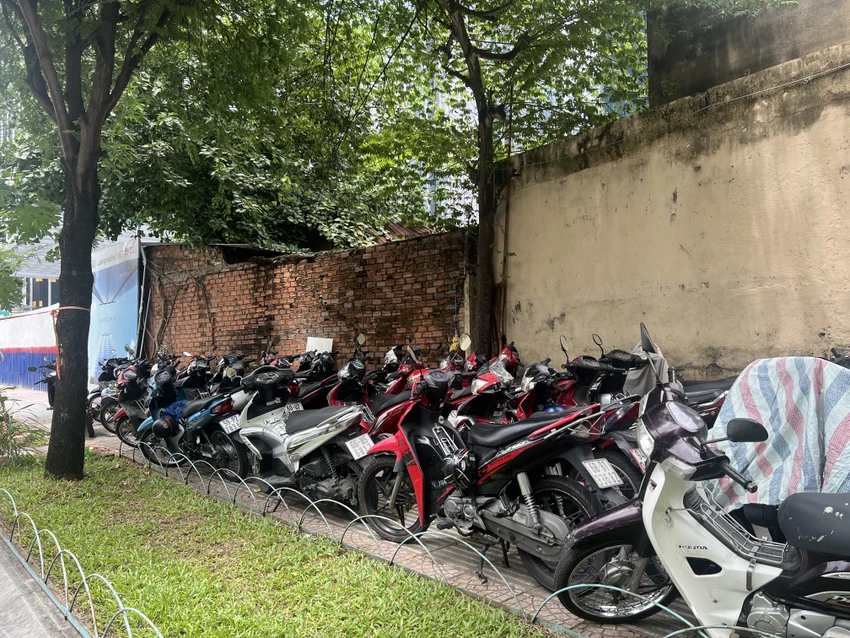 Mỗi chiếc xe gửi khu vực này có mức phí lên tới 10.000 đồng. Ảnh: ĐÀO TRANG