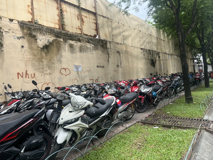 Một vỉa hè chật kín xe máy. Ảnh: ĐÀO TRANG