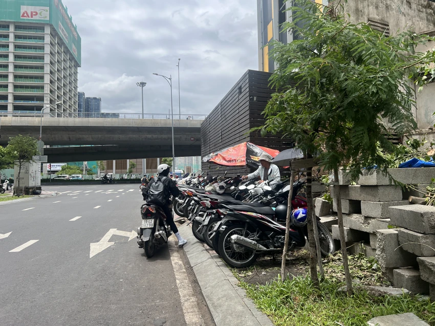 Đường kết nối ra đường Tôn Đức Thắng cũng có bãi giữ xe tự phát. Ảnh: ĐÀO TRANG