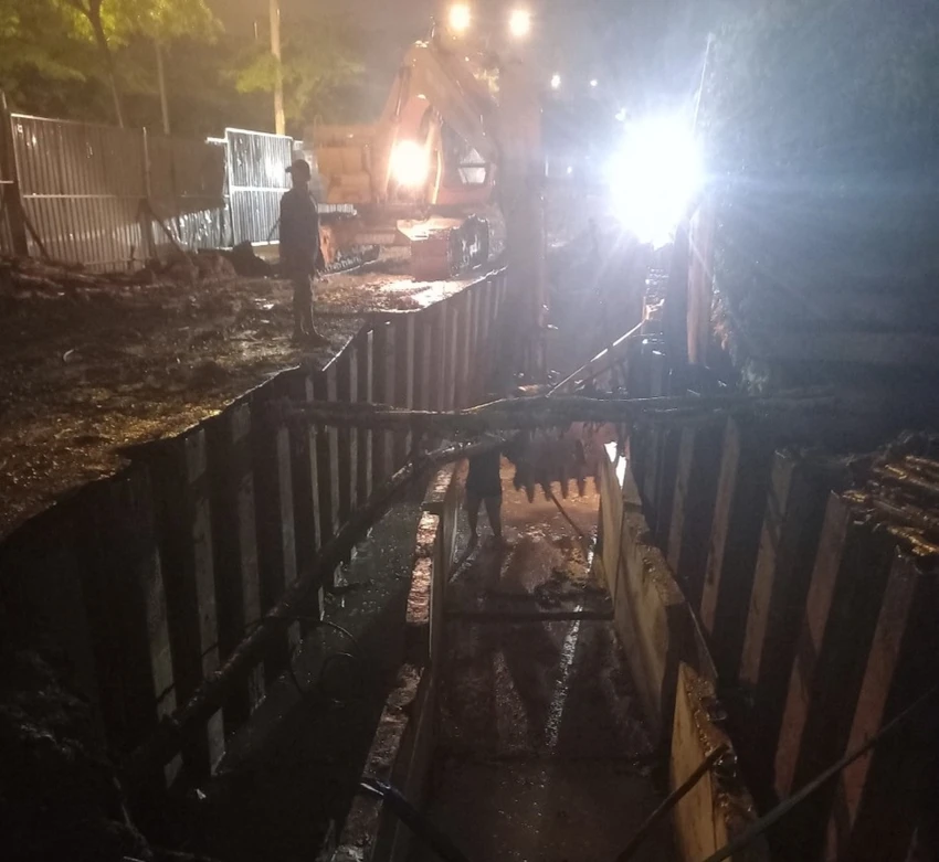 Ban Giao thông cho biết hiện nay theo giấy phép thi công, dự án đang được triển khai thi công về đêm, từ 22 giờ đến 5 giờ sáng để đảm bảo an toàn giao thông trong khu vực. Ảnh: CTV Ban Giao thông cho biết hiện nay theo giấy phép thi công, dự án đang được triển khai thi công về đêm, từ 22 giờ đến 5 giờ sáng để đảm bảo an toàn giao thông trong khu vực. Ảnh: CTV