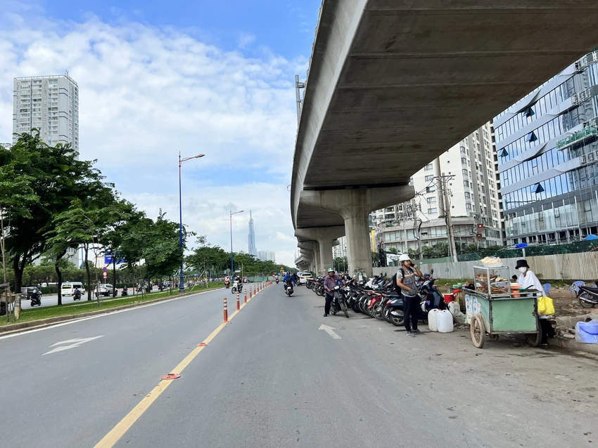 Đường song hành Võ Nguyên Giáp đang bị lấn chiếm lòng lề đường. Ảnh: ĐT Đường song hành Võ Nguyên Giáp đang bị lấn chiếm lòng lề đường. Ảnh: ĐT