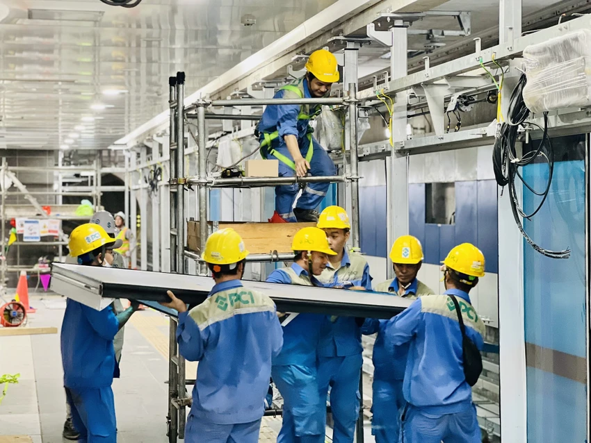 Các kỹ sư đang lắp đặt cửa chắn ke ga. Ảnh: MAUR Các kỹ sư đang lắp đặt cửa chắn ke ga. Ảnh: MAUR