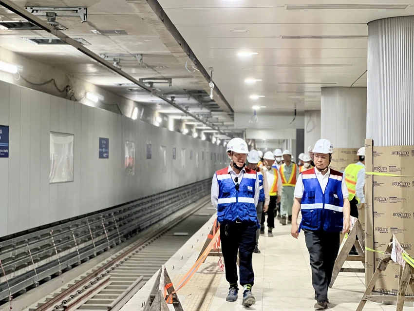 Ông Hiển đi khảo sát dọc đường ray - nơi lên xuống hành khách. Ảnh: MAUR Ông Hiển đi khảo sát dọc đường ray - nơi lên xuống hành khách. Ảnh: MAUR