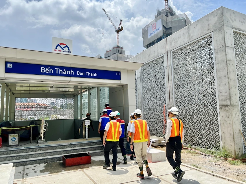 Đoàn kiểm tra xuống ga ngầm trung tâm Bến Thành. Ảnh: MAUR Đoàn kiểm tra xuống ga ngầm trung tâm Bến Thành. Ảnh: MAUR