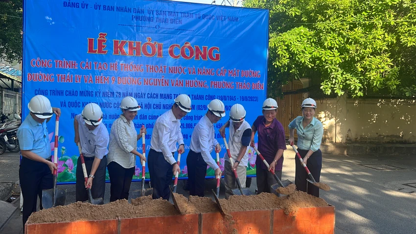 UBND phường Thảo Điền tổ chức lễ khởi công cải tạo hệ thống thoát nước và nâng cấp đường Thái Ly và hẻm 9 đường Nguyễn Văn Hưởng. Ảnh: ĐÀO TRANG UBND phường Thảo Điền tổ chức lễ khởi công cải tạo hệ thống thoát nước và nâng cấp đường Thái Ly và hẻm 9 đường Nguyễn Văn Hưởng. Ảnh: ĐÀO TRANG